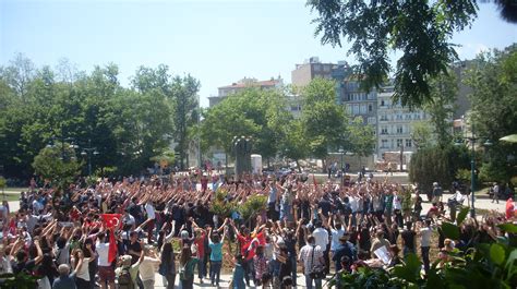 De Gezi Park Protesten: Een Uiting van Onvrede over Stedelijke Transformatie en het Verlies aan Groene Ruimten